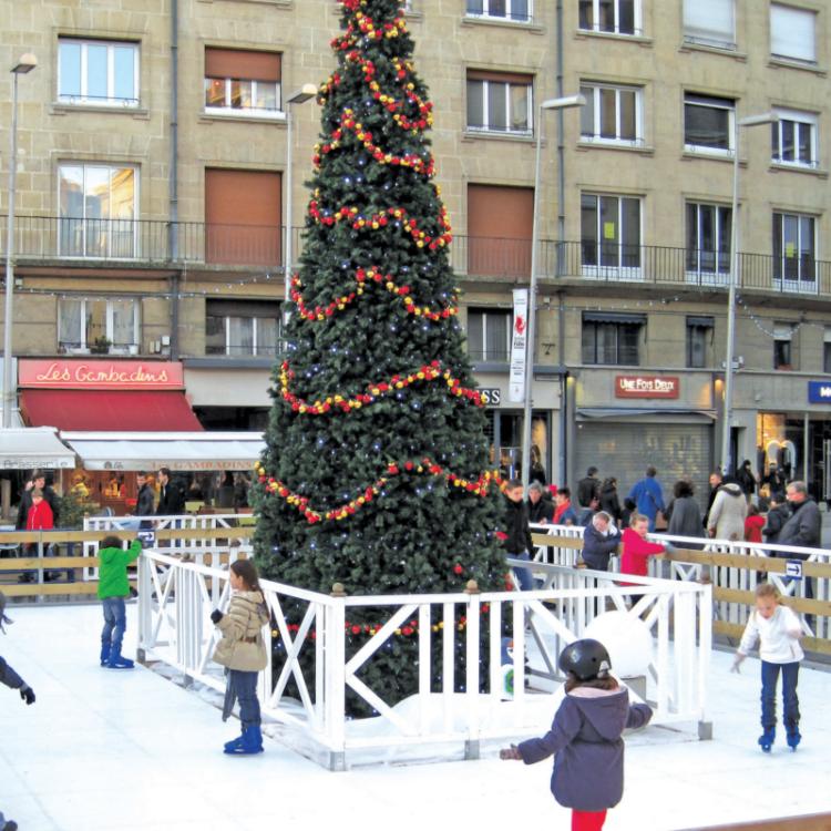 Patinoire avec sapin au milieu