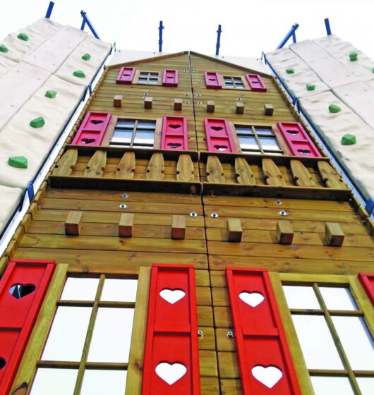 Mur d'escalade en forme de chalet en bois