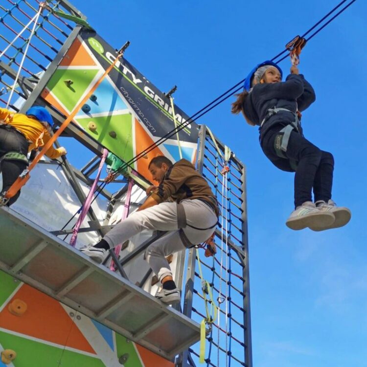 Tyrolienne city grimp